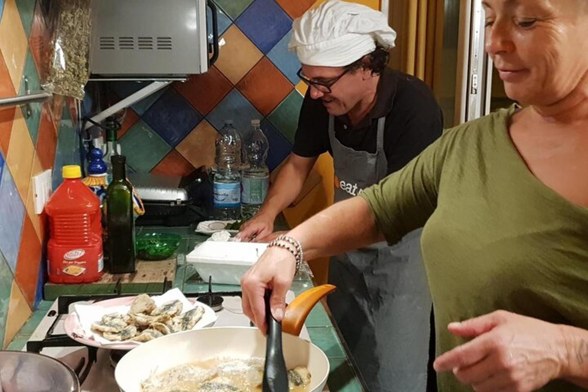 un uomo e una donna che preparano il cibo in cucina