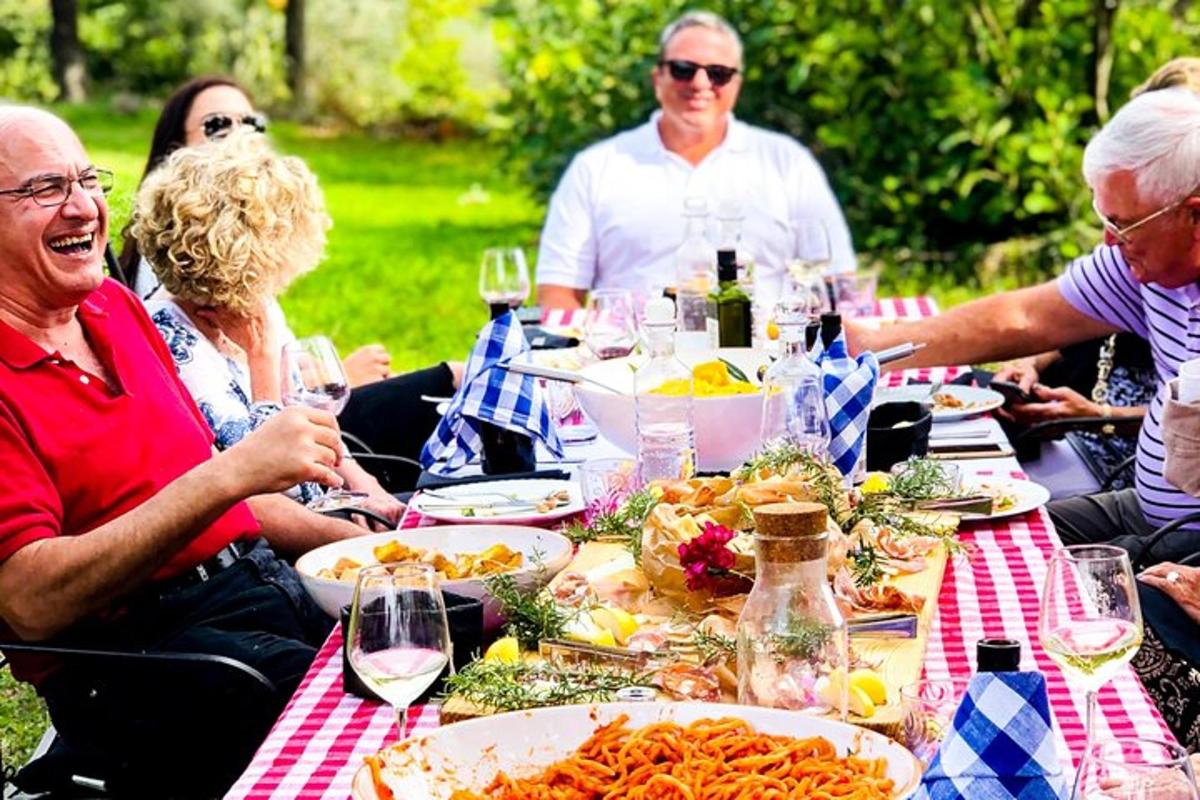 un gruppo di persone sedute attorno a un tavolo con del cibo