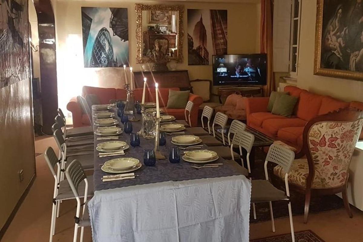 obývací pokoj se stolem, židlemi a pohovkou