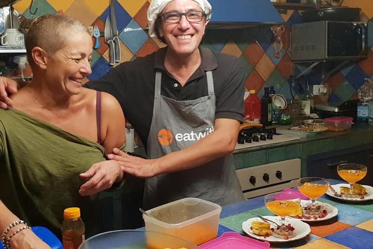 un bărbat și o femeie stând într-o bucătărie