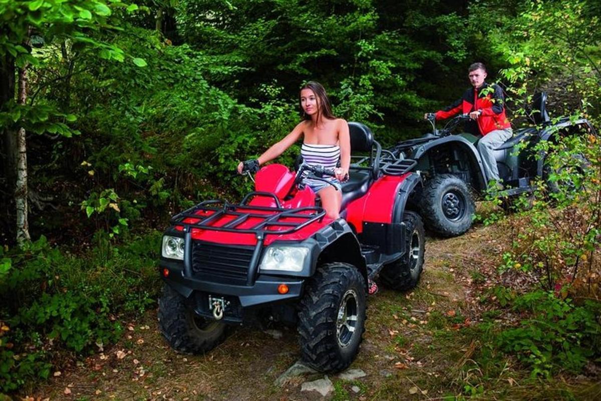 muž a žena jedoucí na čtyřkolkách a Sidx Sidx Sidx