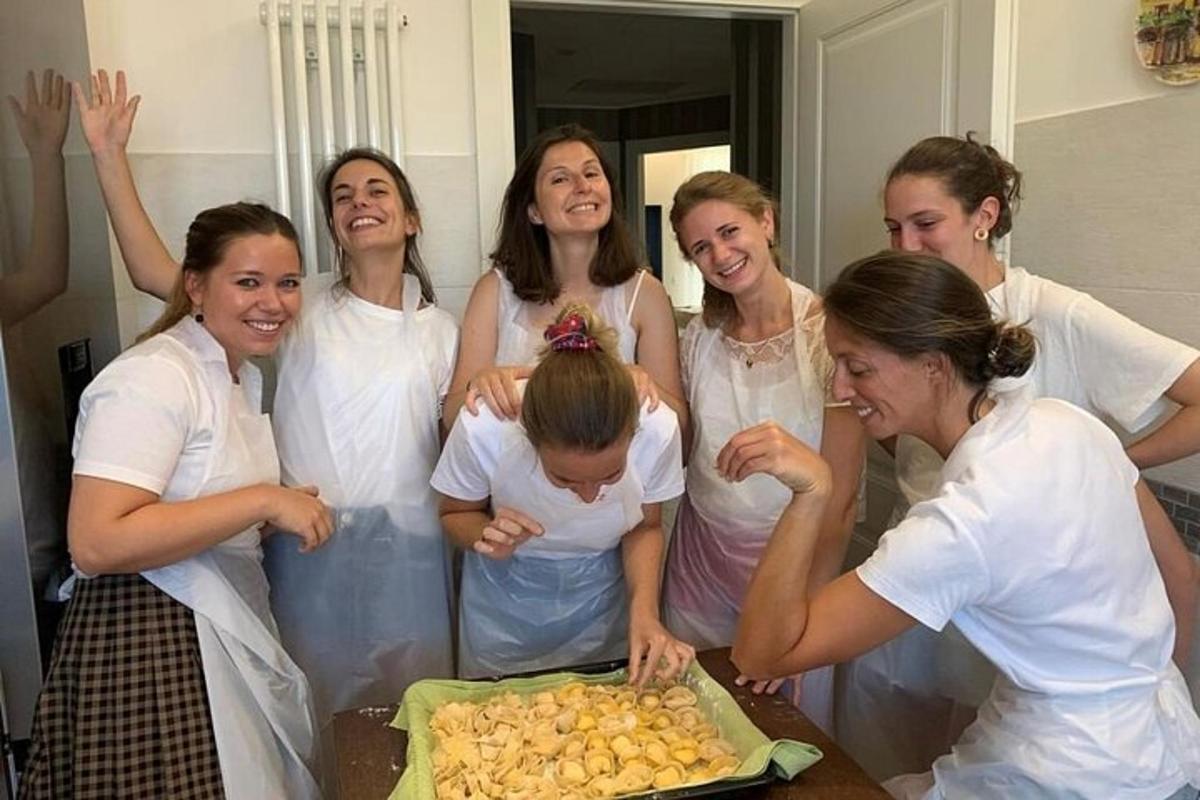 un gruppo di donne in piedi attorno a un bambino davanti a una torta