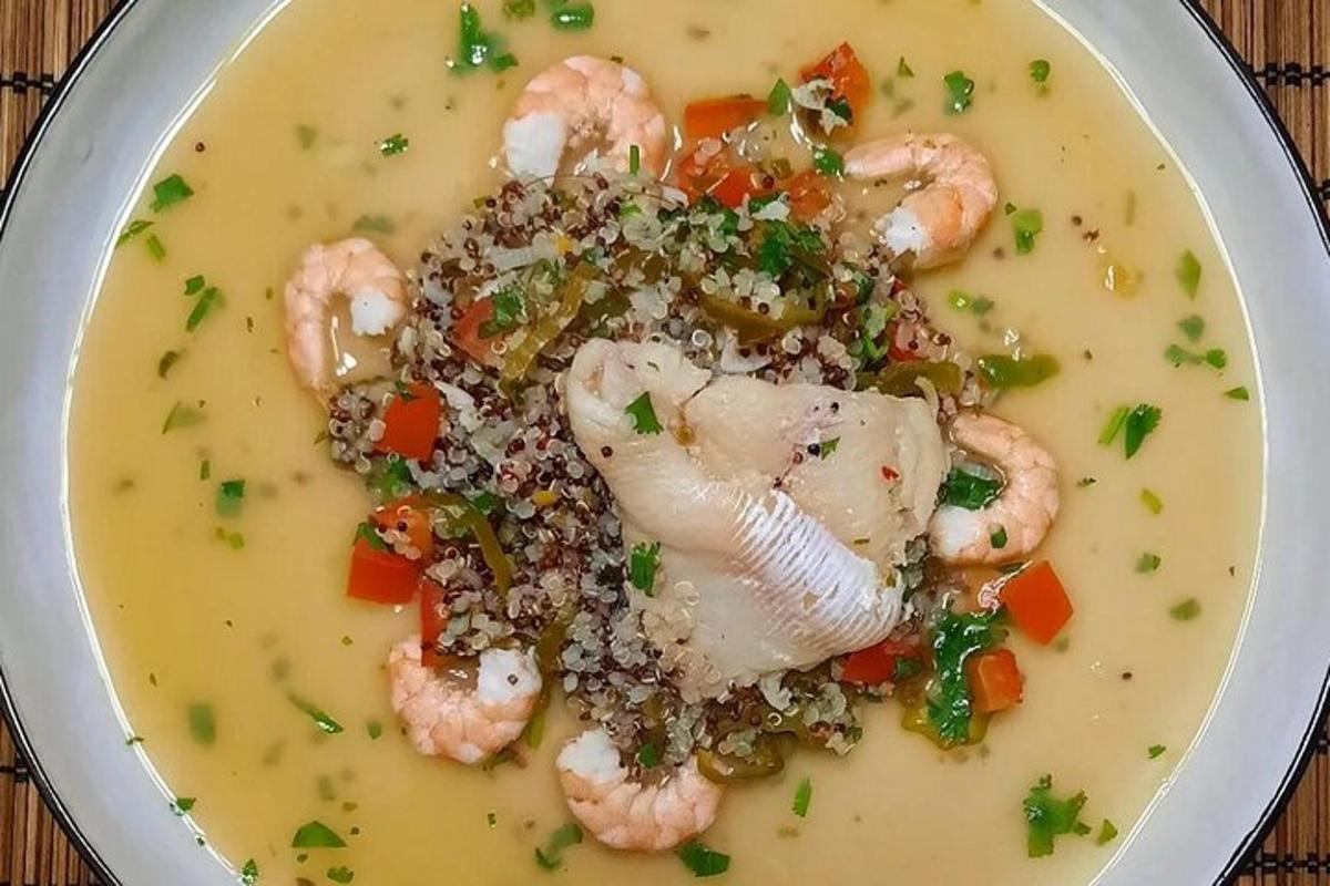 egy tál garnélarák leves rizzsel és zöldségekkel