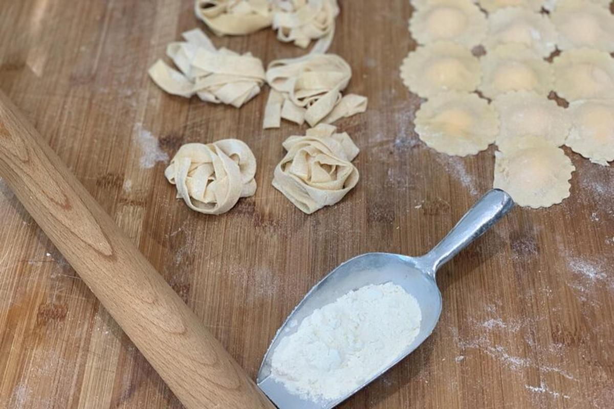 un cucchiaio di aglio su un tagliere di legno