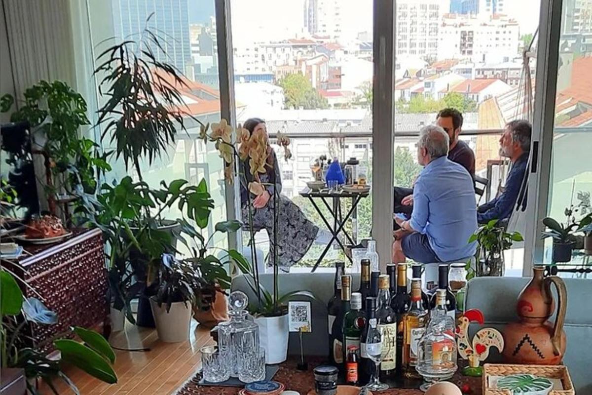 egy csoport ember áll egy növényekkel teli szobában