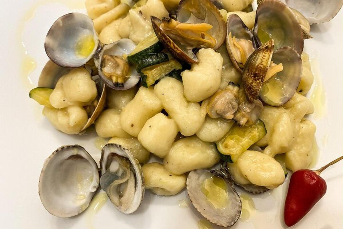 un plat de menjar amb ostres i musclos