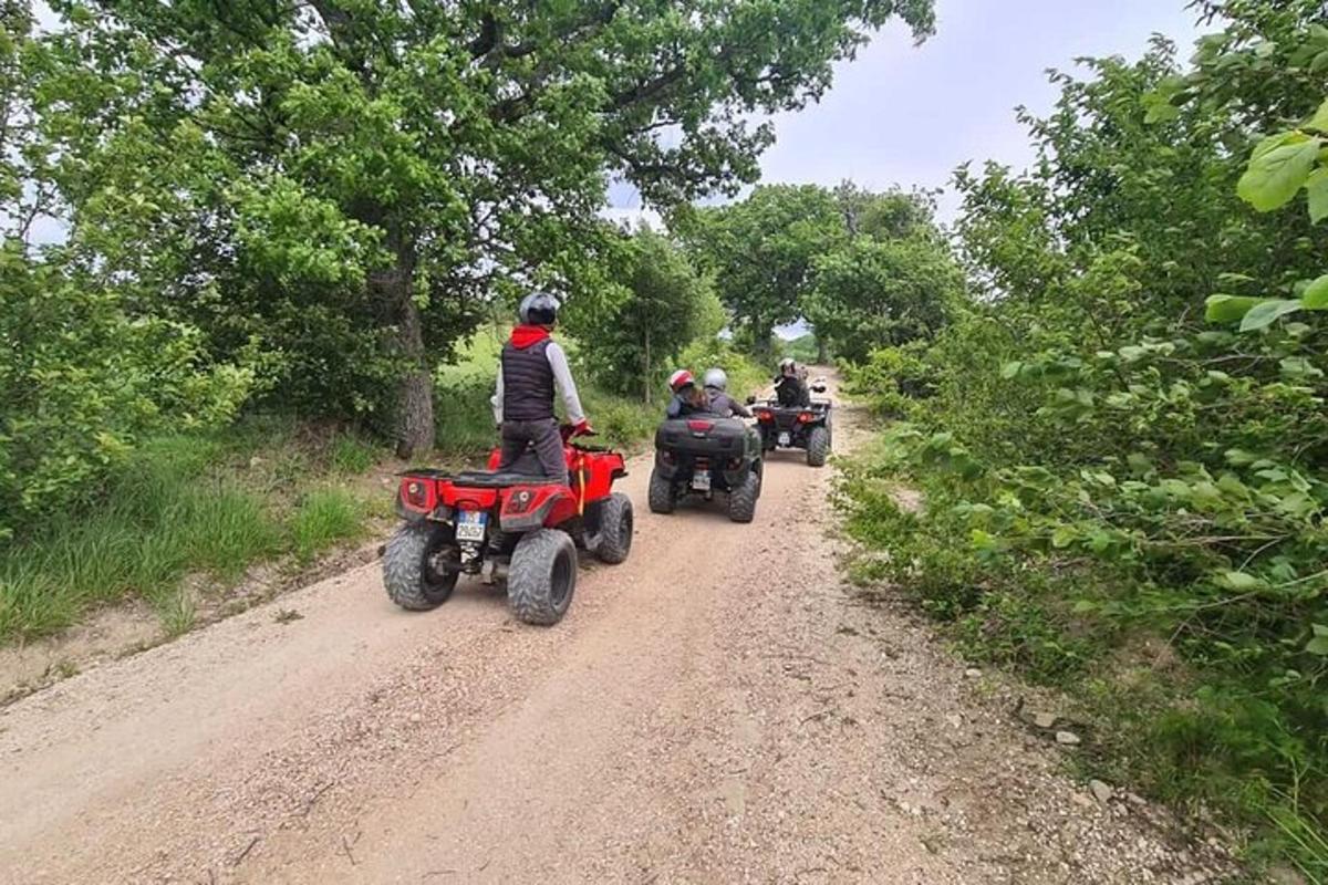 un groupe de personnes conduisant des VTT sur un chemin de terre