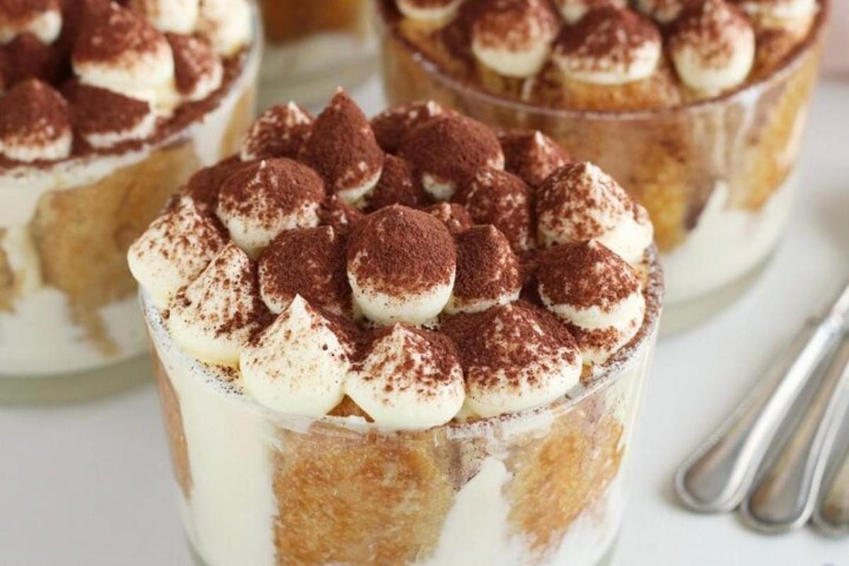 un gruppo di dessert con cioccolato e marshmallow