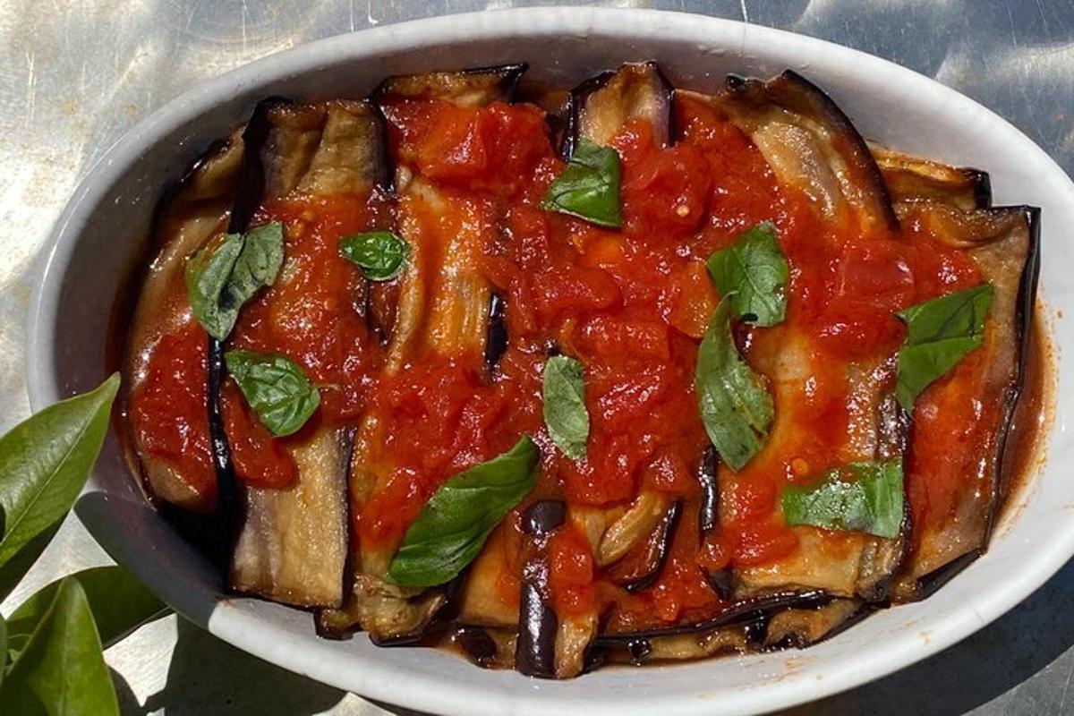 un bol de pasta amb salsa i alfàbrega