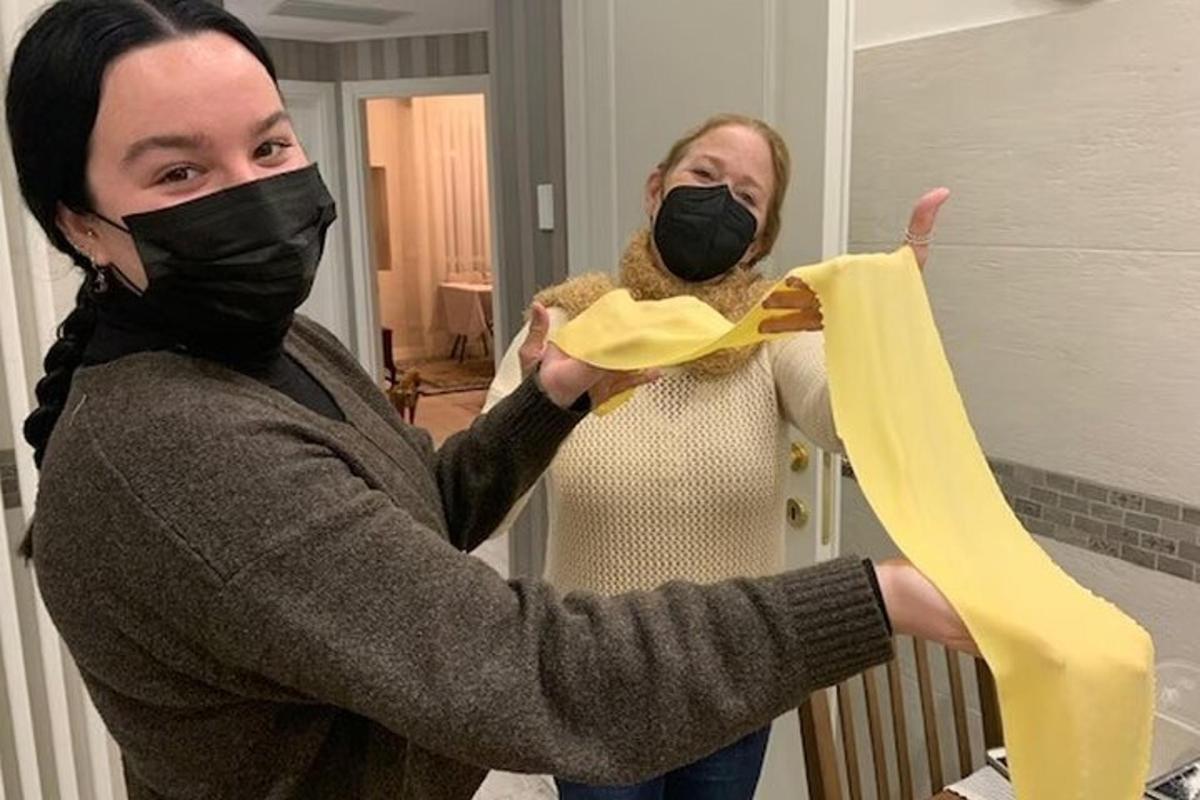 una donna che indossa una maschera e un uomo che tiene in mano una banana