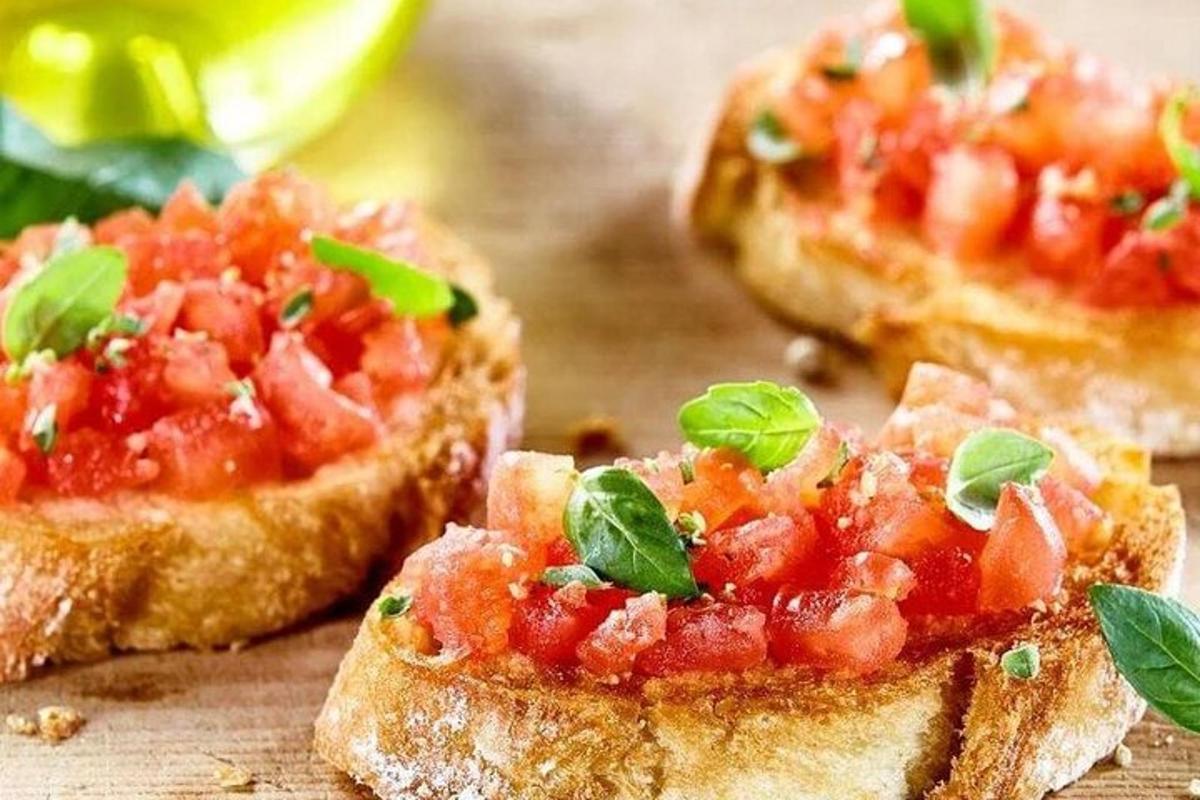 ثلاث قطع من الخبز عليها طماطم وريحان