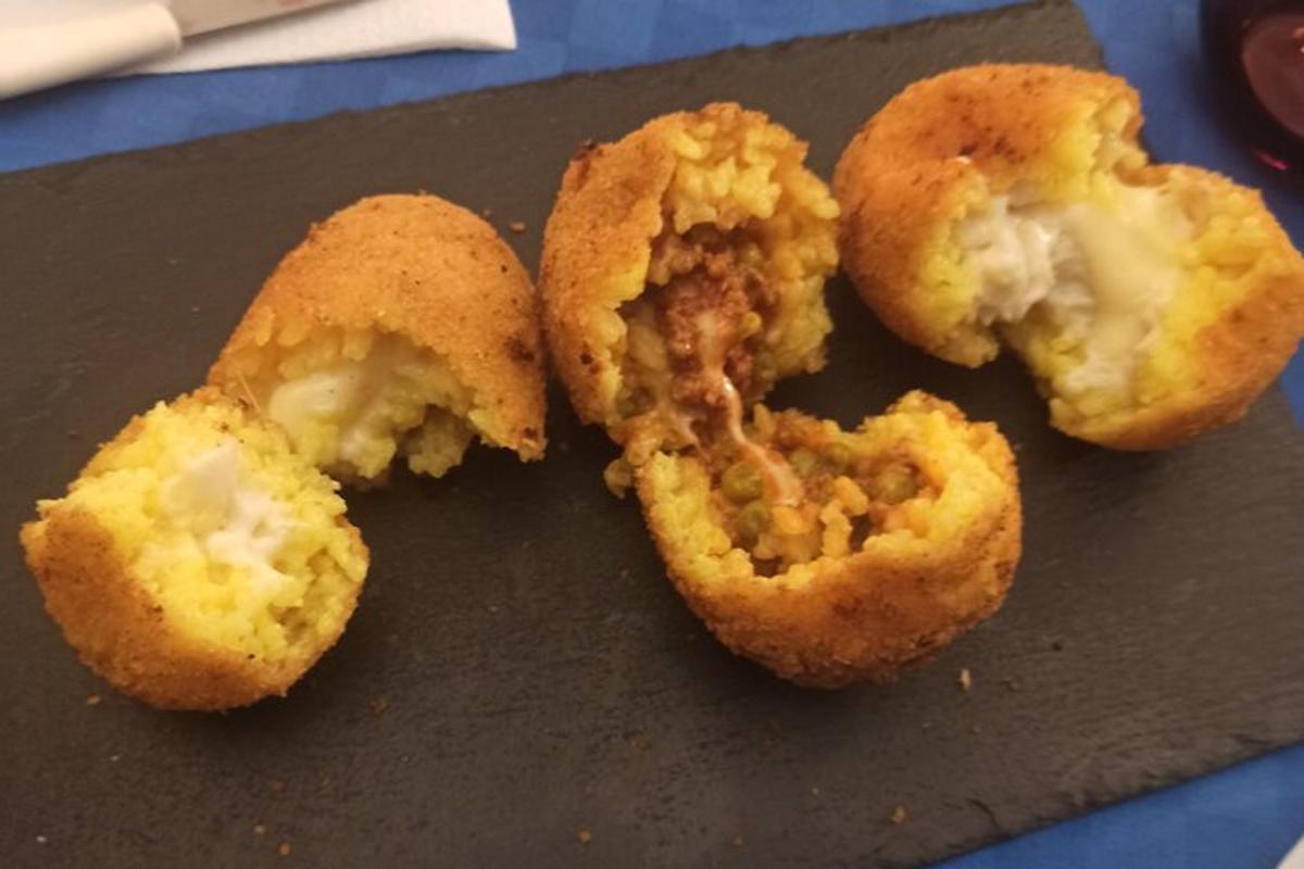 cuatro piezas de comida en un plato negro