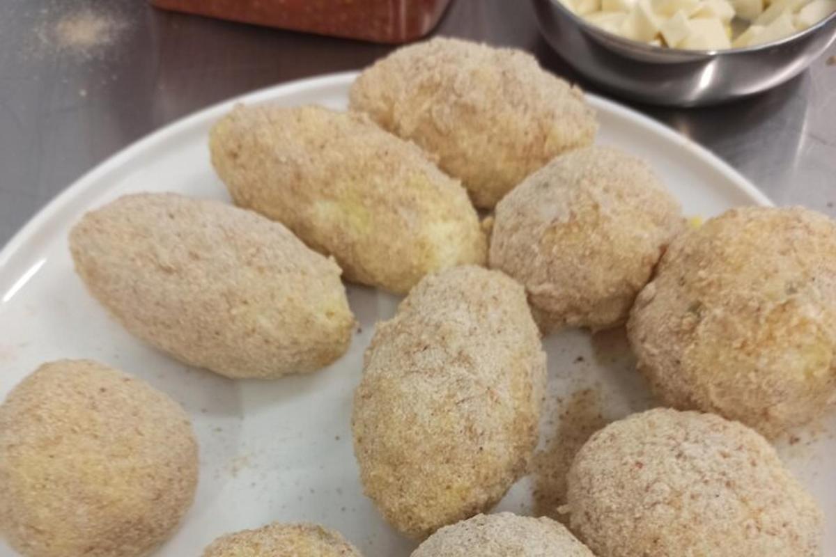 Un plato blanco con un montón de comida encima.