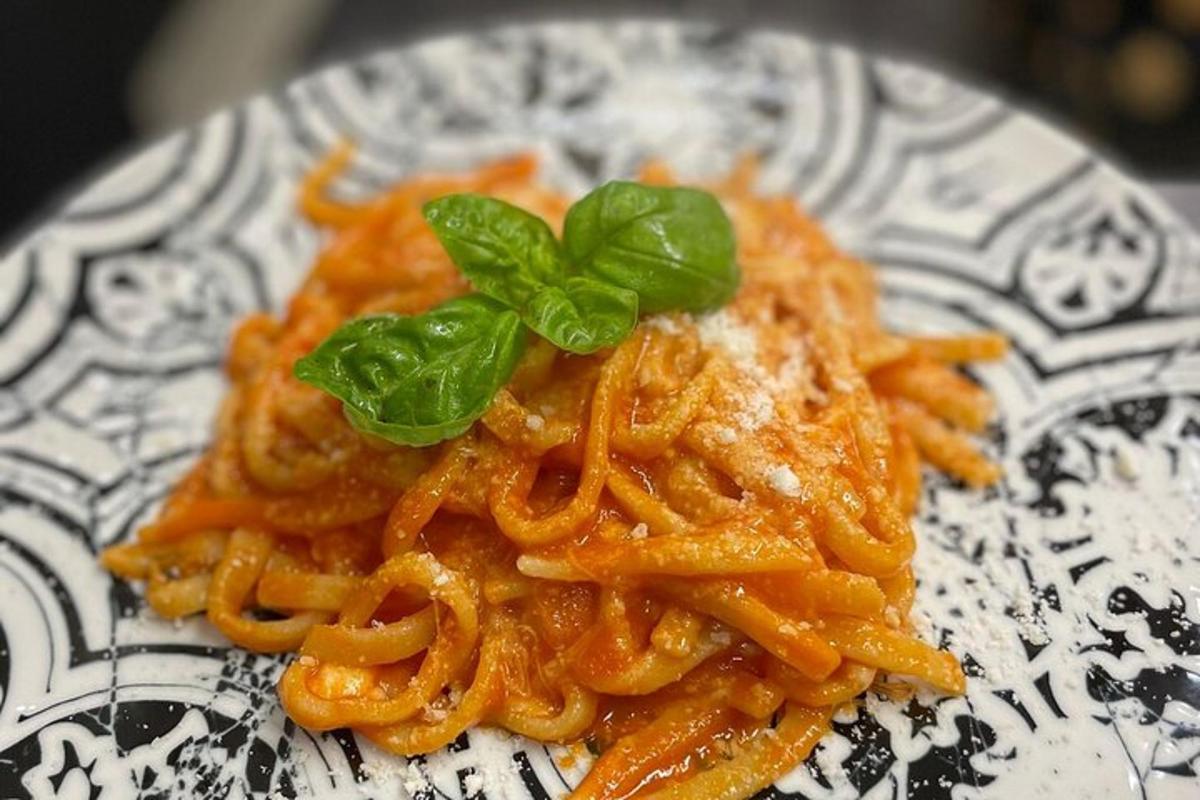 isang plato ng pasta na may berdeng dahon sa ibabaw