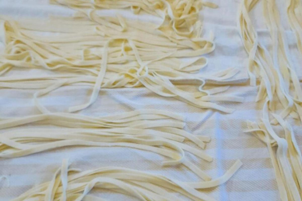 en haug med pasta som ligger på et bord