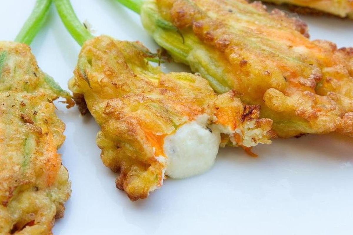 Un primer plano de algo de comida en un plato blanco.