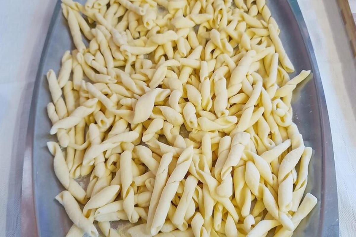 un vassoio di maccheroni e formaggio su un tavolo