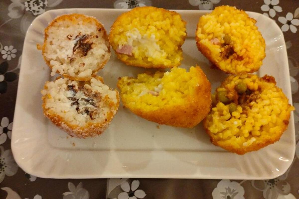 Un plato de muffins encima de una mesa