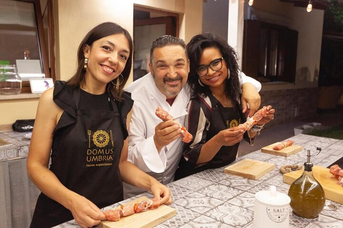 un home i dues dones dempeus a la cuina preparant menjar