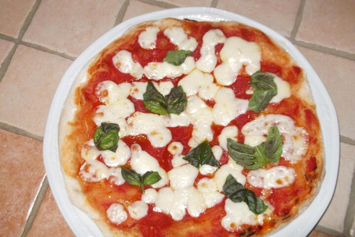 egy pizza egy tányéron az asztalon