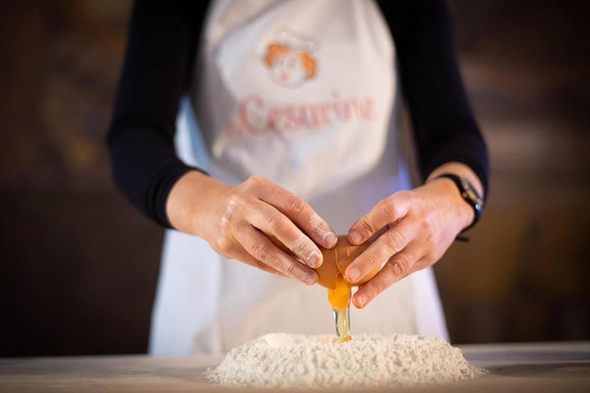 Una mujer con delantal mezclando ingredientes en un pastel.