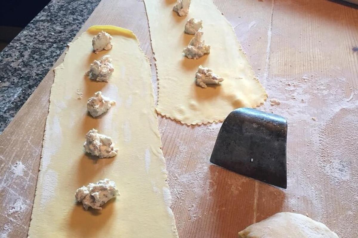 uma tábua de corte com massa de biscoito e um cortador de biscoitos