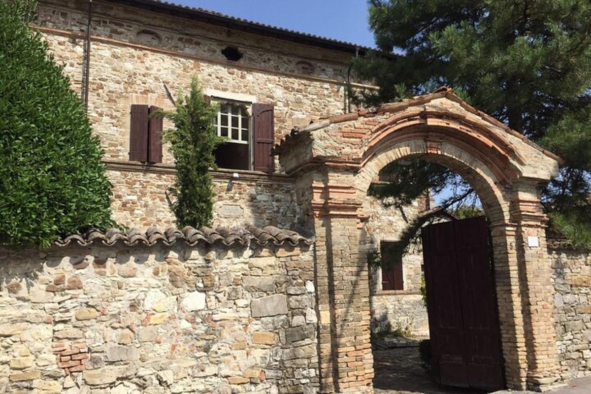 um antigo edifício de tijolos com uma porta e um arco