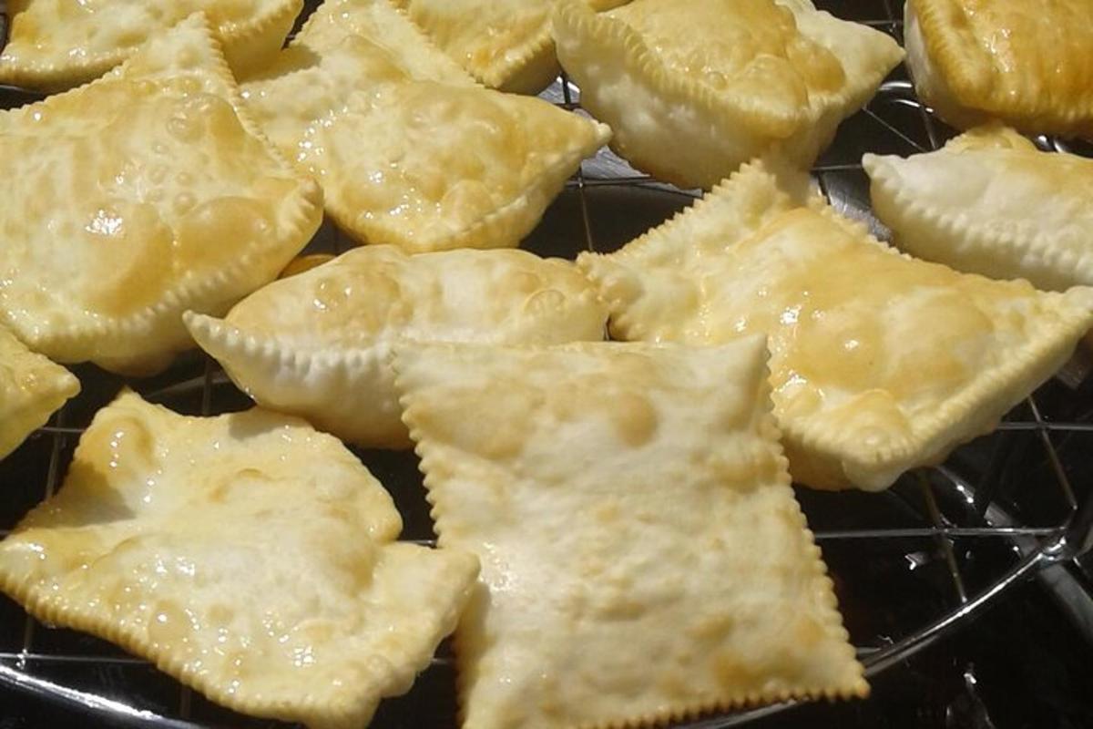 um monte de wontons em uma grade de resfriamento