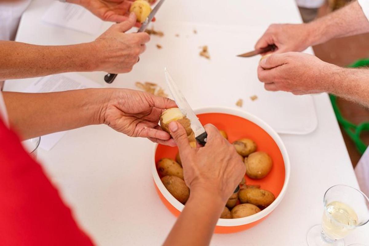 un gruppo di persone in piedi attorno a un tavolo che mangiano cibo