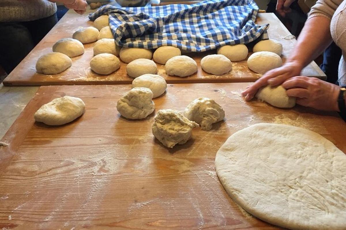 uma mesa com massa crua sobre uma tábua de corte