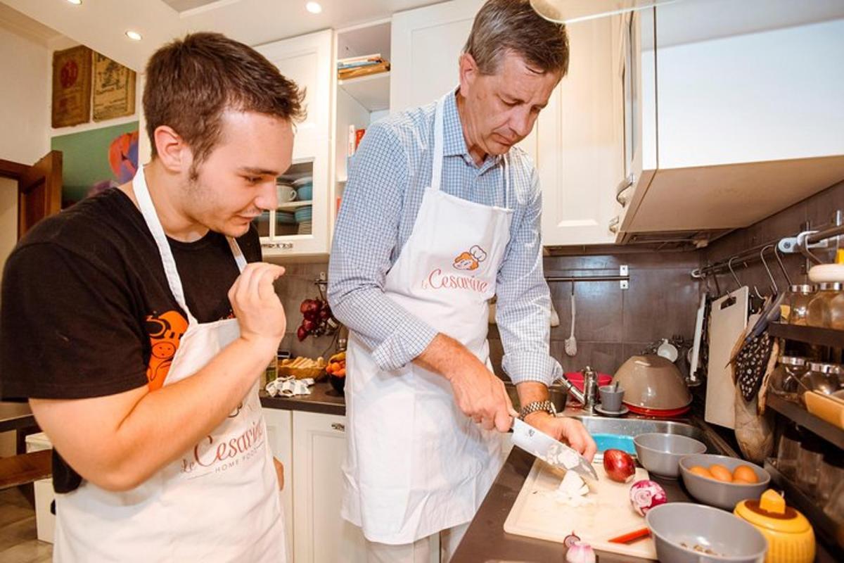 dva muži stojící v kuchyni a připravující jídlo