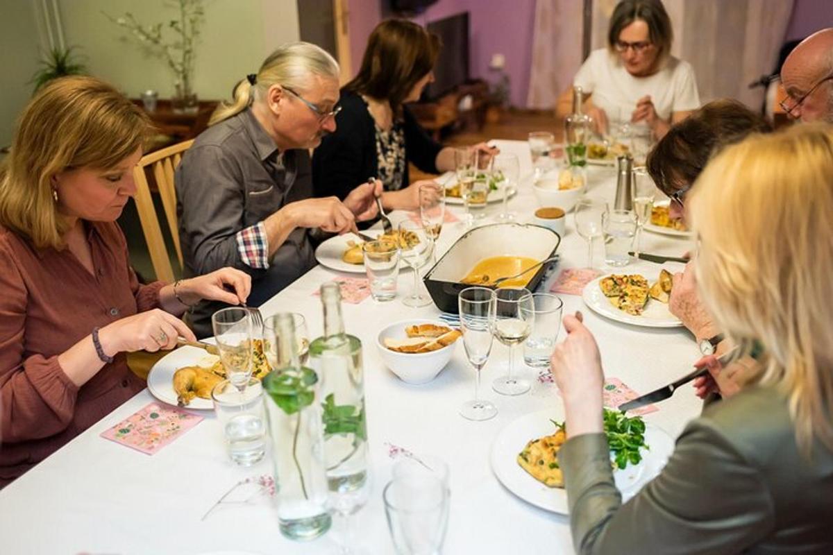 група људи који седе за столом и једу храну