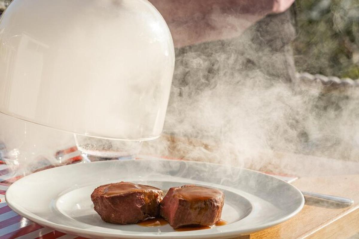 un plat amb dos trossos de menjar a la taula