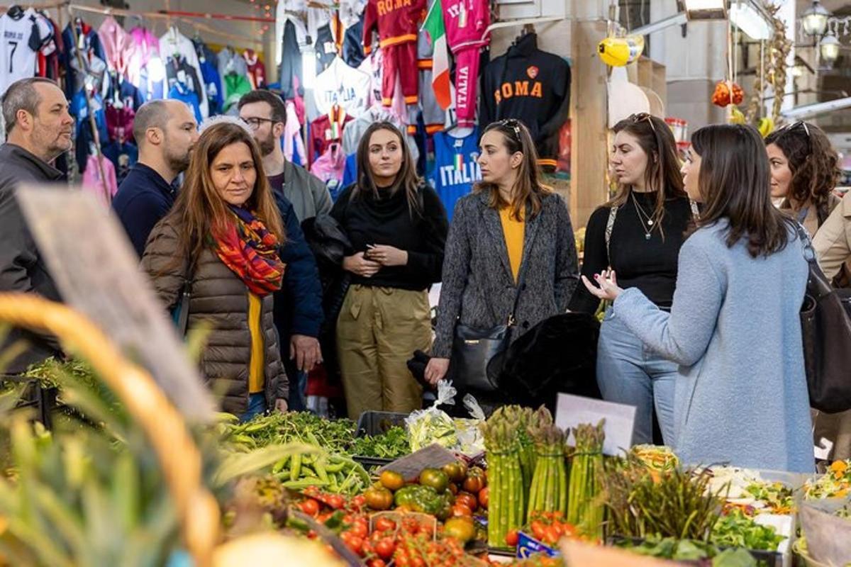 Μια ομάδα ανθρώπων που στέκονται σε μια αγορά με λαχανικά