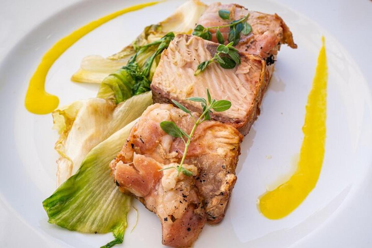 un plat blanc de menjar amb carn i verdures
