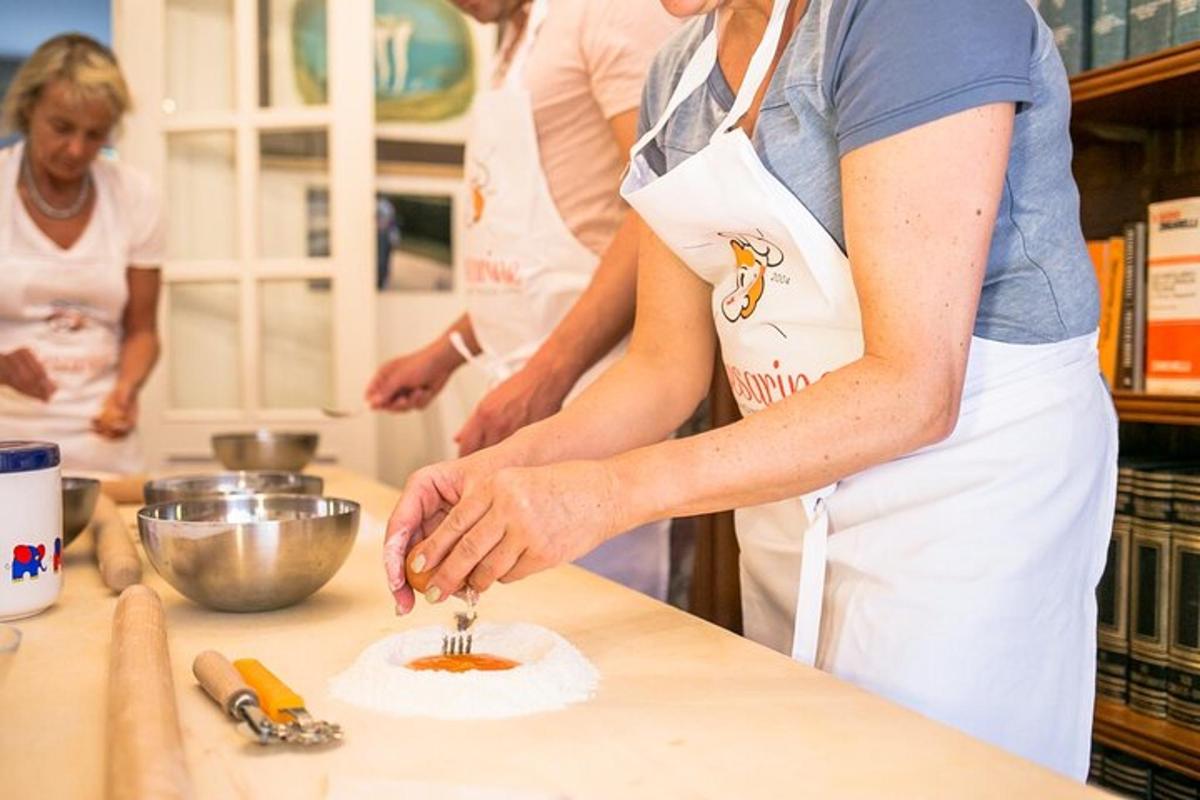 seorang wanita di dapur menyediakan makanan di kaunter