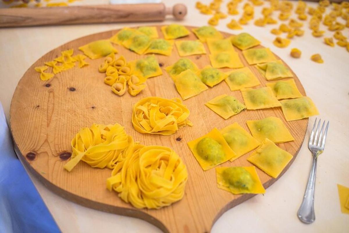 papan pemotong kayu dengan pasta di atas meja