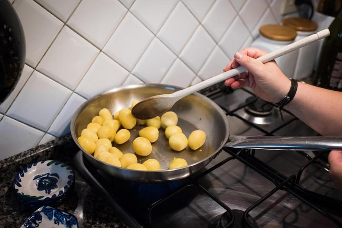 inimene segab pannil puulusikaga asju
