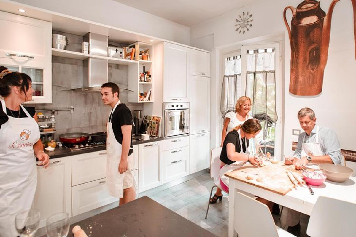 um grupo de pessoas em uma cozinha preparando comida