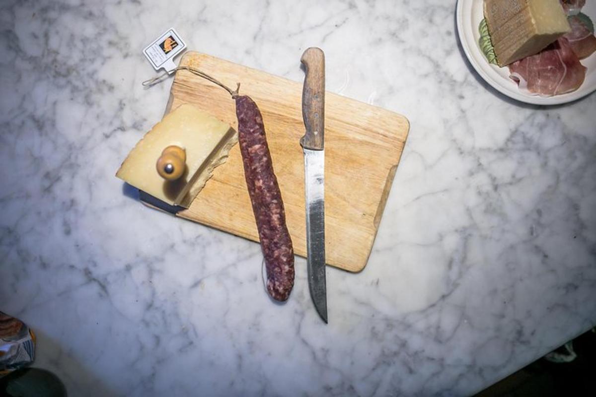 Dos salchichas en una tabla de cortar con un cuchillo.