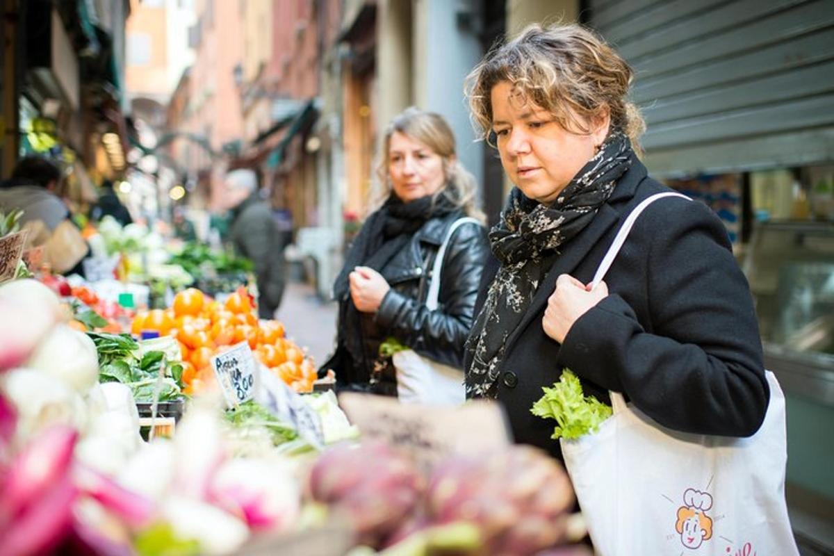 Дві жінки стоять на ринку з продуктами