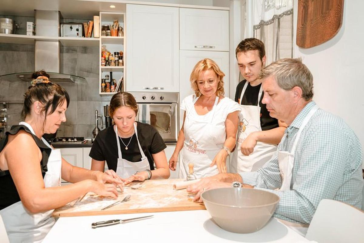 um grupo de pessoas em uma cozinha preparando comida