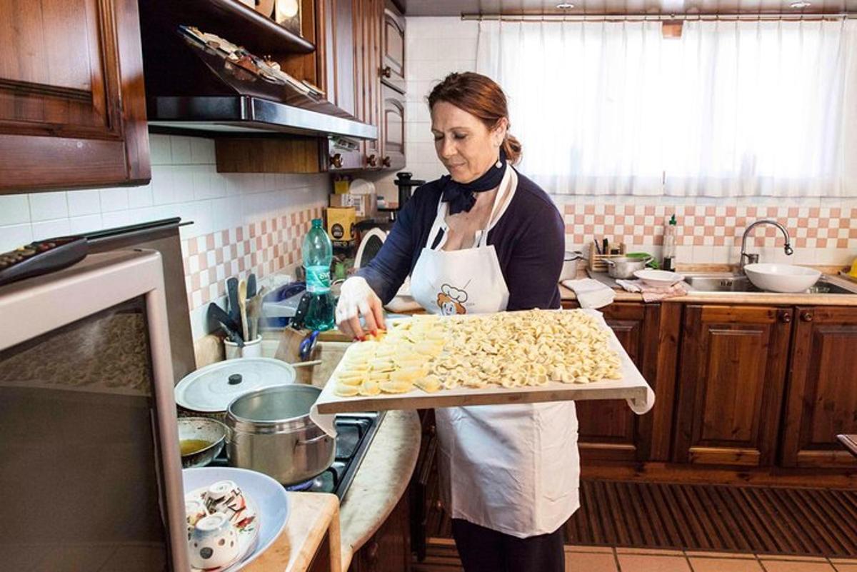 женщина на кухне готовит еду на подносе