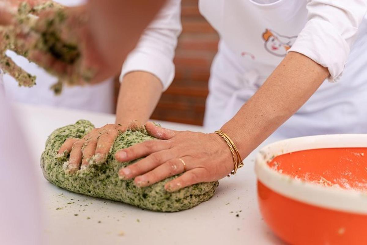 uma mulher em uma cozinha preparando comida em um balcão