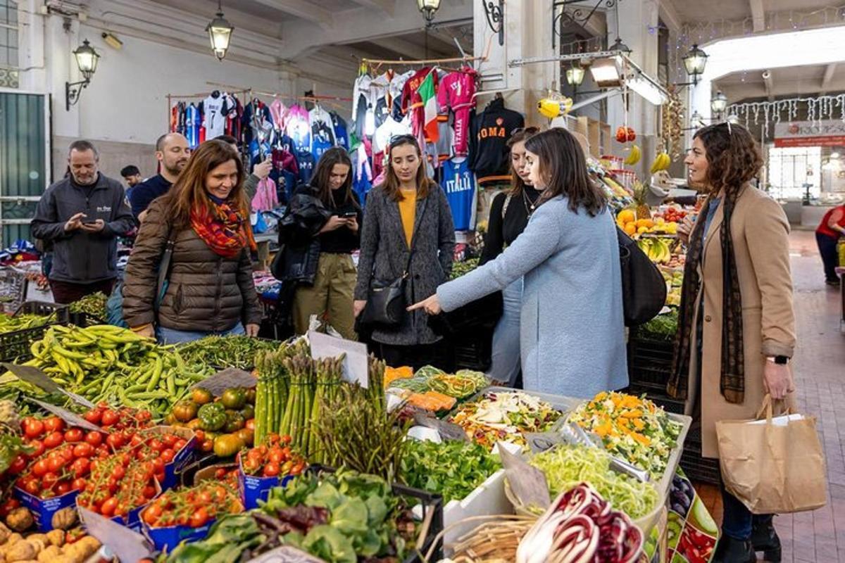 un gruppo di persone in piedi intorno a un mercato con le verdure