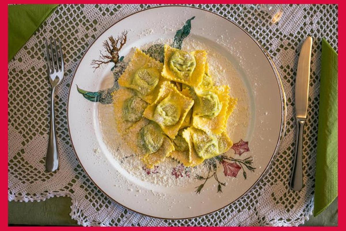 un piatto di cibo con ravioli su un tavolo