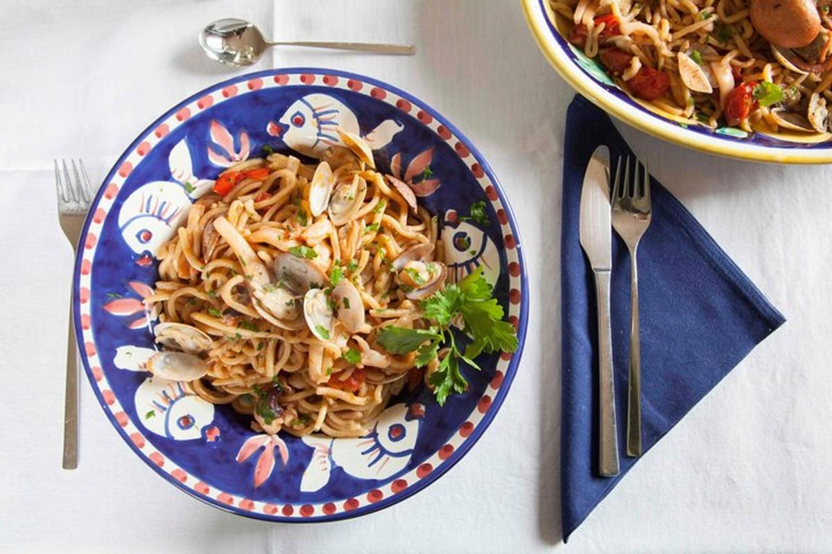 sepinggan pasta dengan makanan laut di atas meja