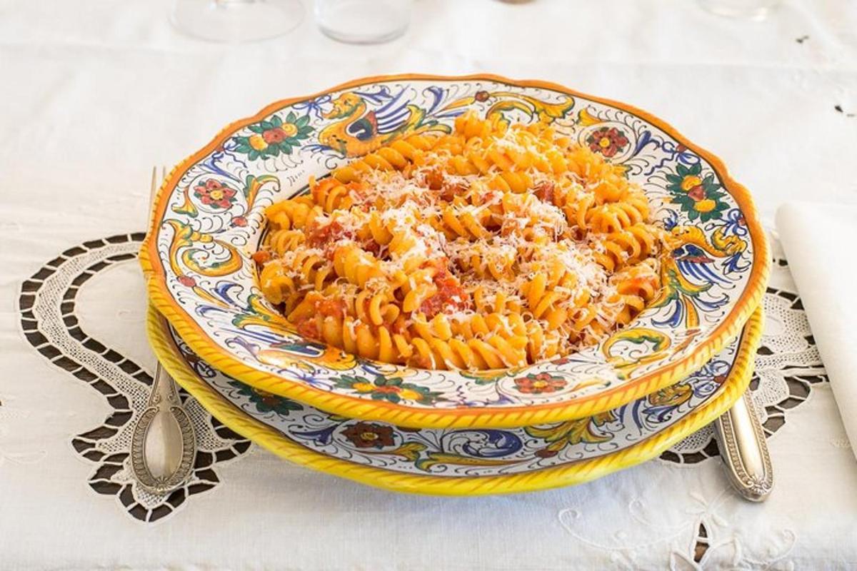 en bolle med pasta på en tallerken på et bord