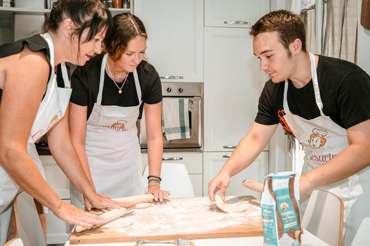 een groep van drie mensen in een keuken die eten bereiden