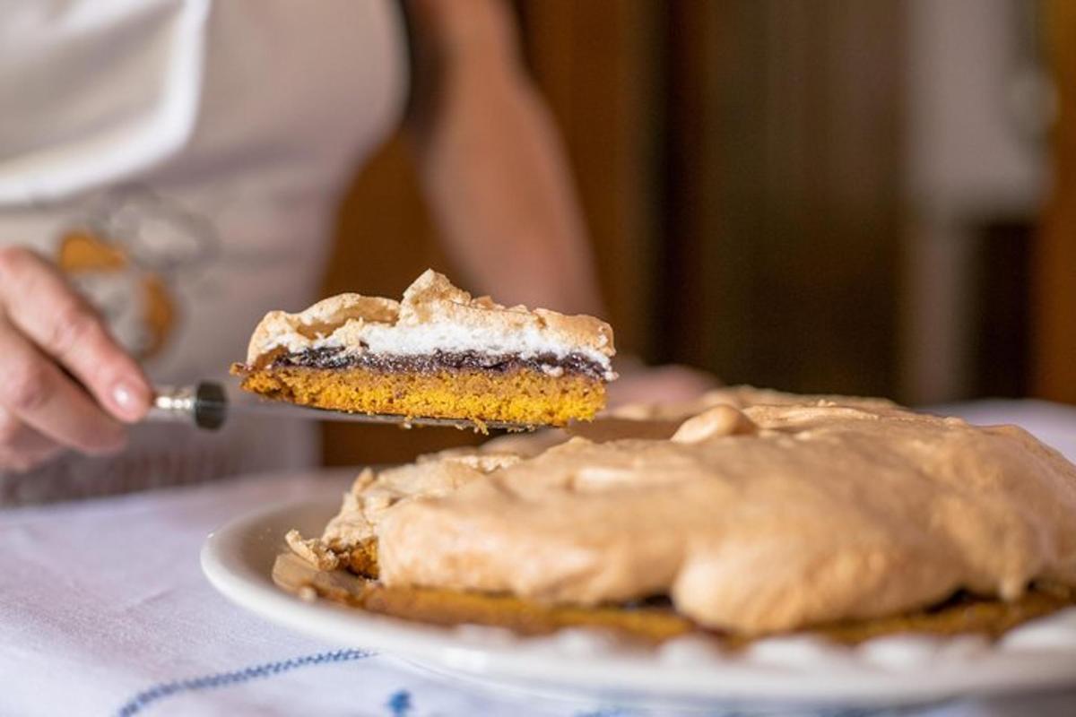 una persona che taglia una fetta di torta su un piatto